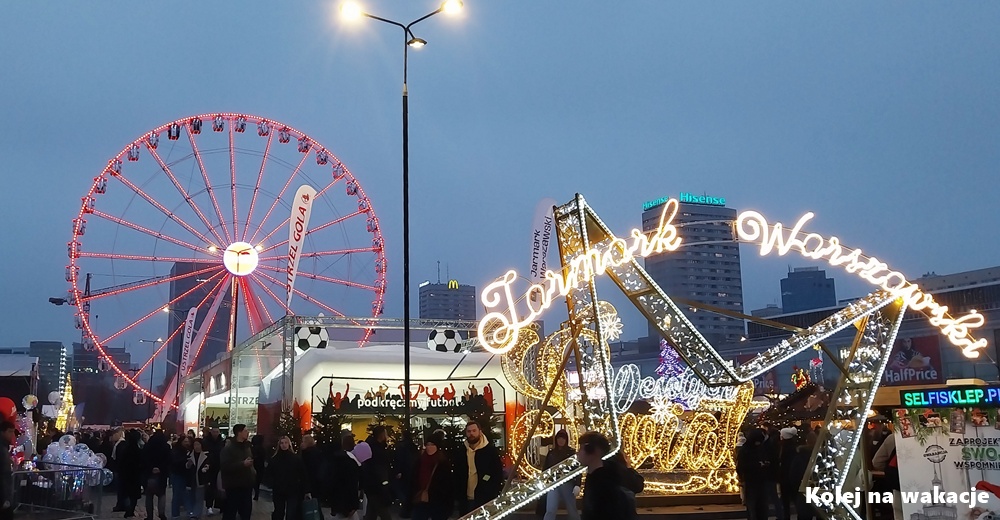Jarmark świąteczny przy Pałacu Kultury i Nauki w Warszawie, widok tuż po wyjściu z Dworca Centralnego i stacji Warszawa Śródmieście.