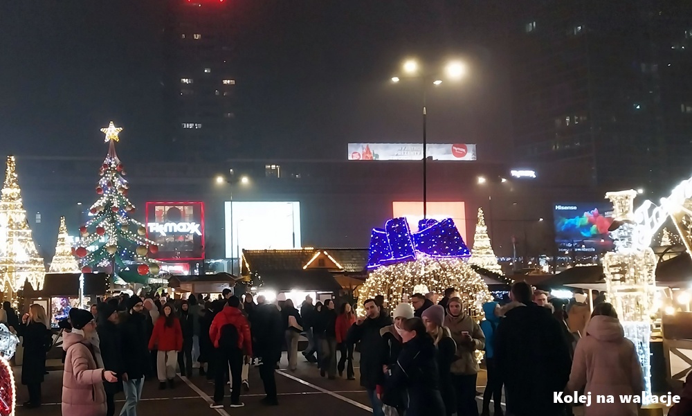 Warszawski jarmark świąteczny – jedno z miejsc, do których z łatwością dojedziemy zarówno pociągiem, jak i tramwajem czy metrem.