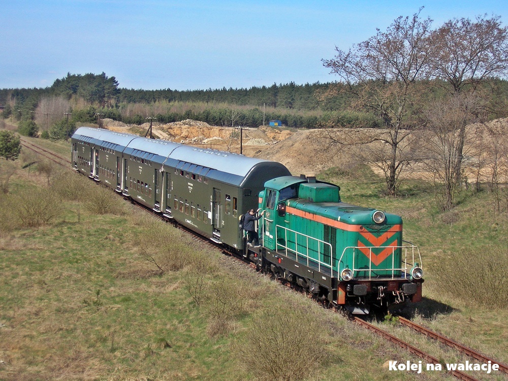 SM42-583 z wagonem typu Bipa mija kopalnię żwiru przy linii Chełmża – Kowalewo Pomorskie.