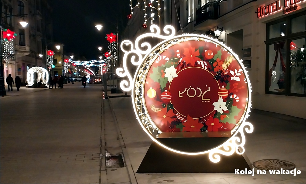 Podświetlana świąteczna bombka na ulicy Piotrkowskiej w Łodzi, zimowa dekoracja miejska.