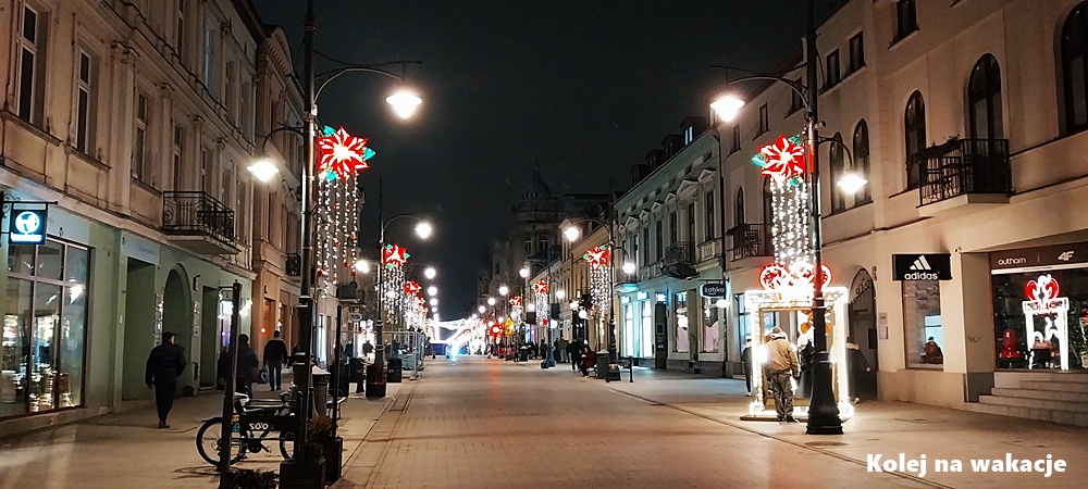 wiąteczne iluminacje na ulicy Piotrkowskiej w Łodzi, wieczorny zimowy spacer w centrum miasta.