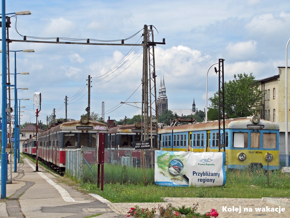 Odstawione składy EN57 na stacji Skarżysko-Kamienna, oczekujące złomowania — symbol końca pewnej epoki polskiej kolei.