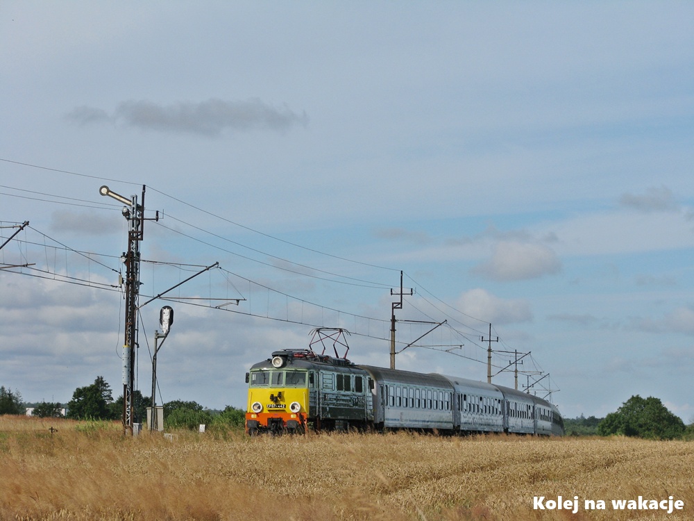 Pociąg PKP Intercity na nadmorskiej linii Kołobrzeg–Koszalin w miejscowości Sianożęty.