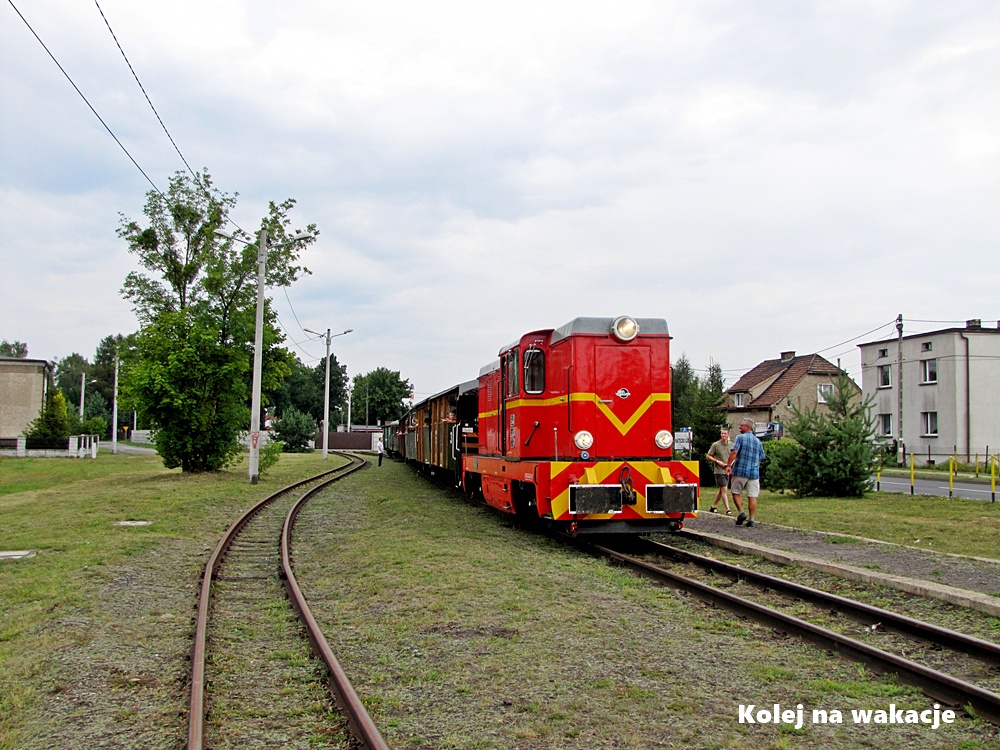 Turystyczny pociąg Górnośląskich Kolei Wąskotorowych z lokomotywą Lxd2-374 na stacji Miasteczko Śląskie.