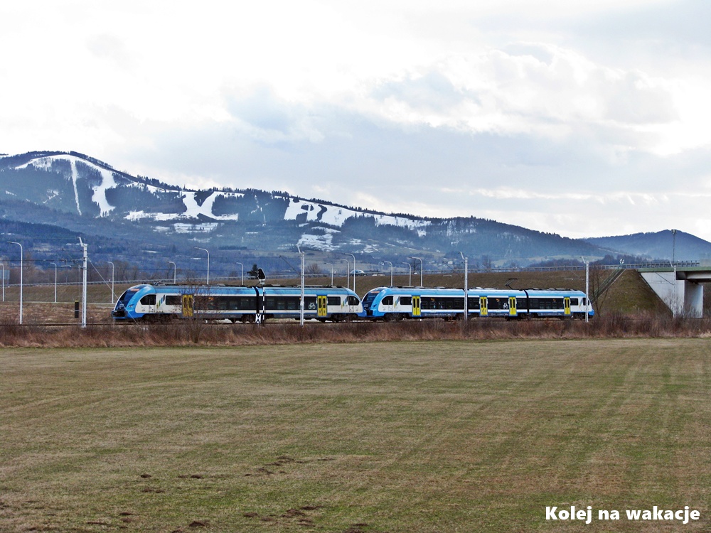Pociąg osobowy Kolei Śląskich na malowniczej trasie w Beskidach, wjeżdżający do Żywca od strony Milówki.