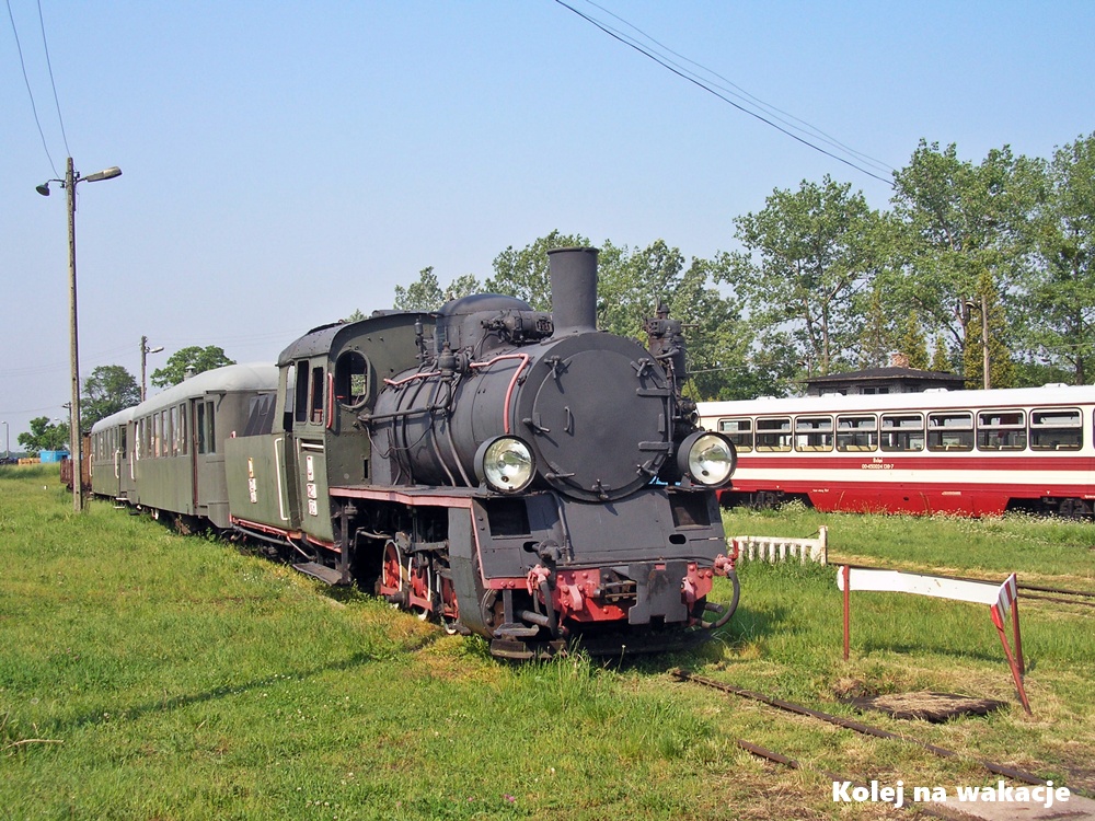 Fragment eskpozycji na stacji Rogów Towarowy Wąskotorowy. Widoczny parowóz Px48.