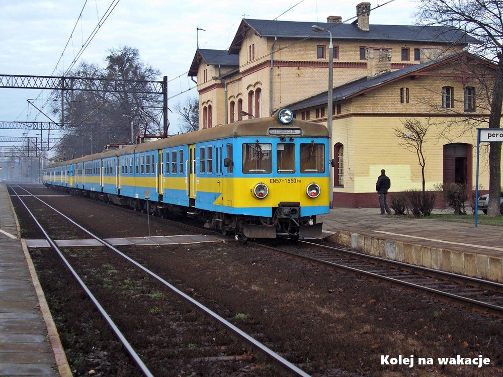 Podwójny skład EN57-1048 i EN57-1550 na stacji Solec Kujawski, obsługujący połączenie z Torunia do Bydgoszczy. Na najbardziej obłożonych trasach takie zestawienia były codziennością – 9 grudnia 2007 roku.