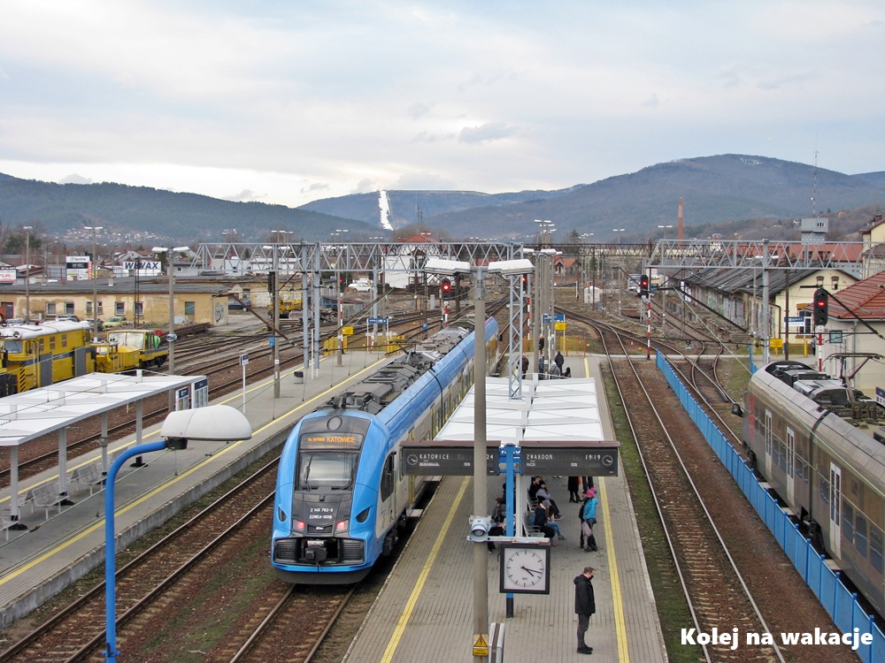 Panoramiczny widok na stację kolejową w Żywcu wraz z torami i peronami.