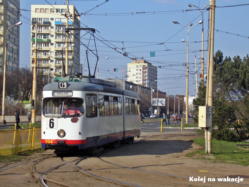 Autorska fotografia wagonu Duewag GT6 nr 904 obsługującego linię 6 na pętli Pomorzany w Szczecinie.