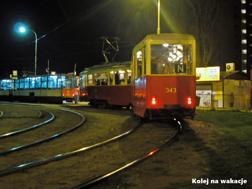 utorska fotografia przedstawiająca tramwaje Konstal 4N i 4ND nocą, które przez dekady obsługiwały szczecińską komunikację miejską.