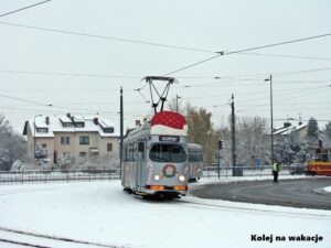 Świątecznie przystrojony wagon GT8N w Łodzi, w tym z czapką Mikołaja na dachu.