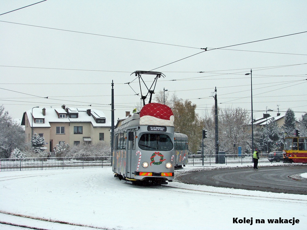 Świątecznie przystrojony wagon GT8N w Łodzi, w tym z czapką Mikołaja na dachu.