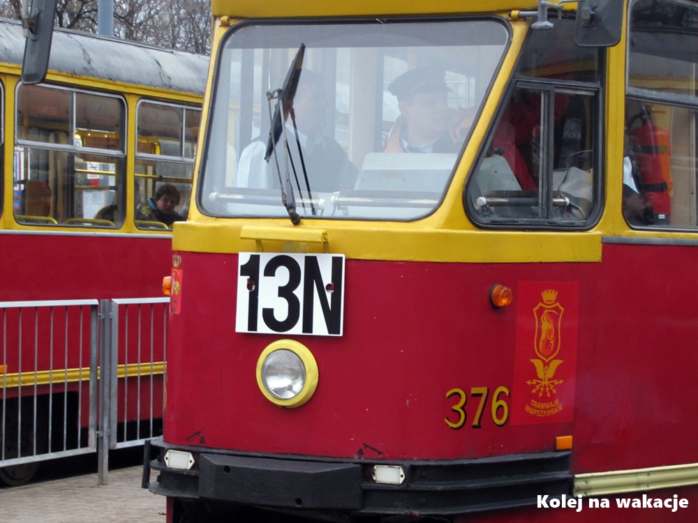 Tramwaje Konstal 13N obok Dworca Centralnego w Warszawie, charakterystyczny element miejskiego krajobrazu przez wiele lat.
