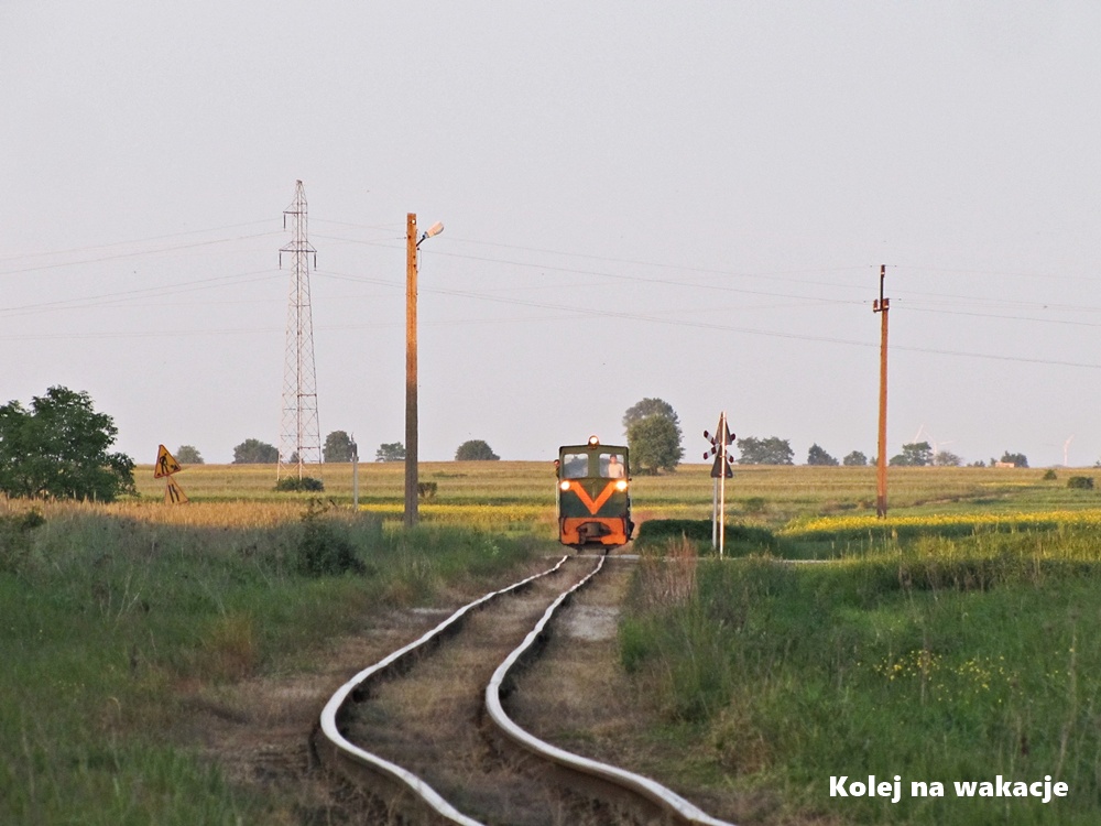Wieczorny klimat "wąskich torów" - okolice Jeżowa w województwie łódzkim.