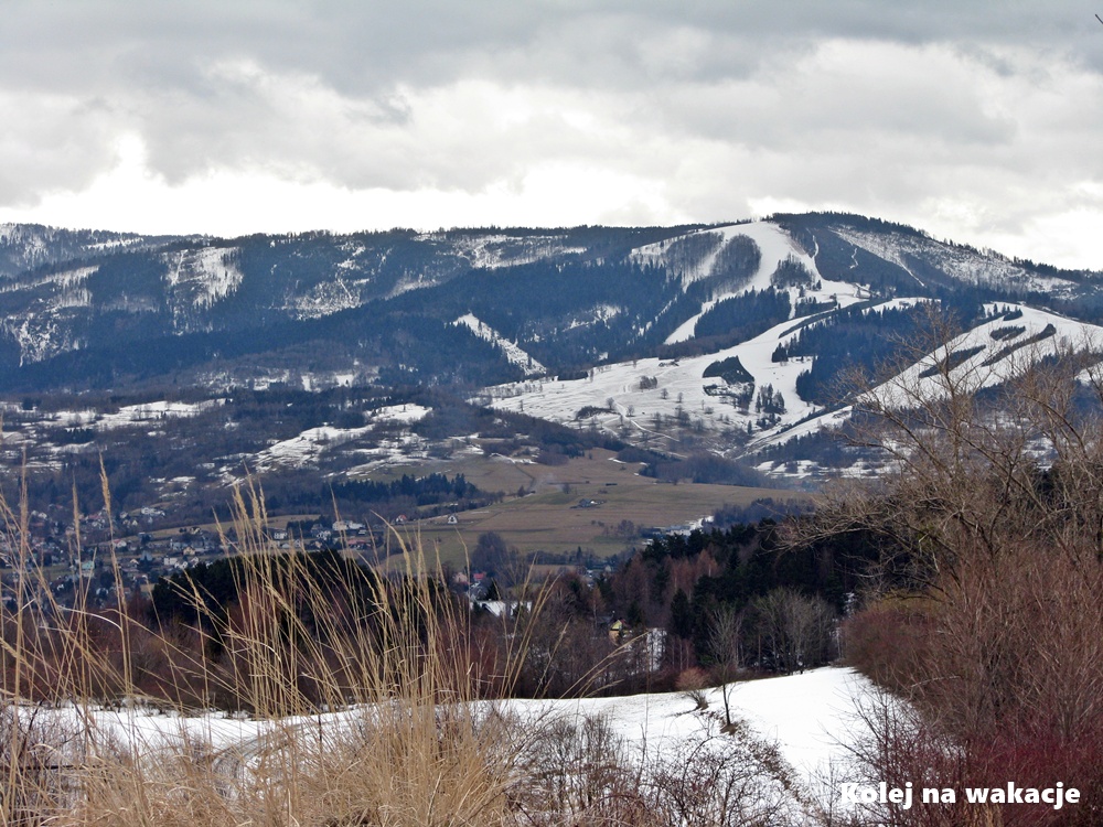 Panoramiczny widok na okolice Żywca i Beskidy z perspektywy Góry Matyski.
