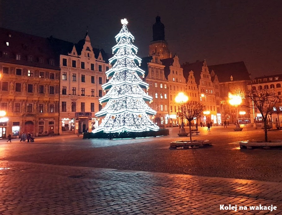 hoinka bożonarodzeniowa na Rynku we Wrocławiu, zimowa starówka i świąteczne dekoracje.