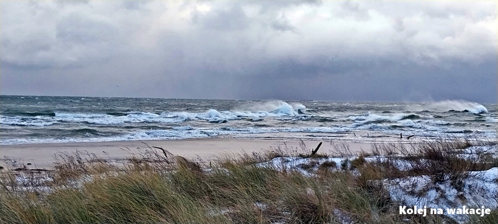 Zimowy sztorm na Cyplu Helu, wysokie fale uderzające o brzeg w czasie sylwestrowej wyprawy nad Bałtyk.