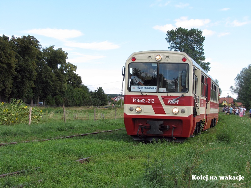 Żuławska Kolej Dojazdowa: wagon motorowy MBxd2-212 manewruje na stacji Prawy Brzeg Wisły; zabytkowy tabor wąskotorowy podczas przygotowań do odjazdu w stronę Stegny.