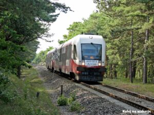 Pociąg Arriva jadący w stronę Helu między Jastarnią a Juratą na Mierzei Helskiej. Polska.