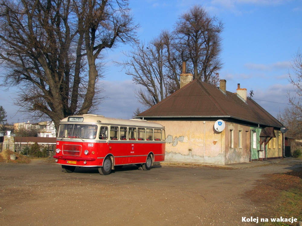 Kaliska Kolej Dojazdowa -Zabytkowy autobus San przed budynkiem nieistniejącej stacji Kalisz Wąskotorowy, grudzień 2011 roku.