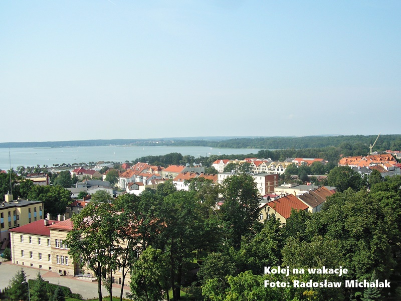 Widok na panoramę miasta Giżycko i jezioro Niegocin.