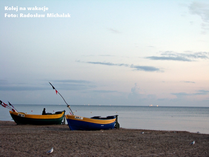Żuławy i Mierzeja Wiślana: unikalny region Polski – wschód słońca na plaży w Jantarze; kolorowe łodzie rybackie na brzegu morza o świcie.