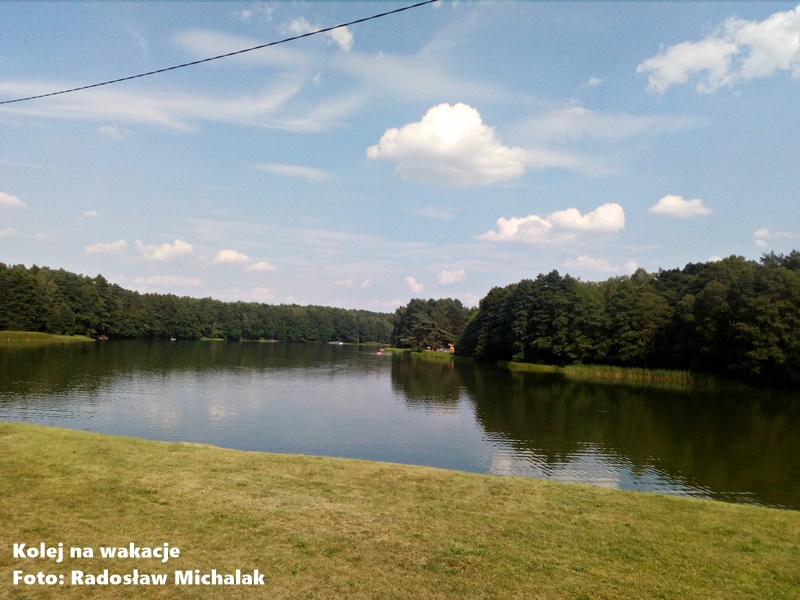 Widok na Jezioro Rosnowskie z okna jadącego wagonu Koszalińskiej Kolei Wąskotorowej.