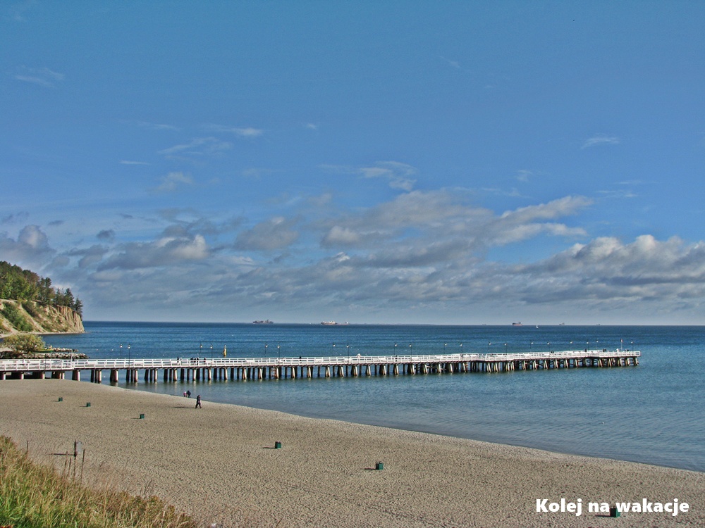 Gdzie czas płynie wolniej – orłowskie molo w sąsiedztwie szumiącego klifu i historycznej osady rybackiej.