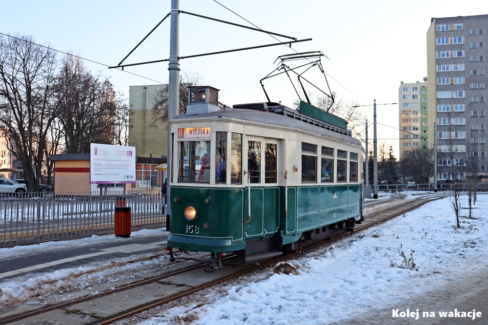 Zabytkowy tramwaj Lilpop III stojący wieczorem na pętli tramwajowej w Pabianicach.