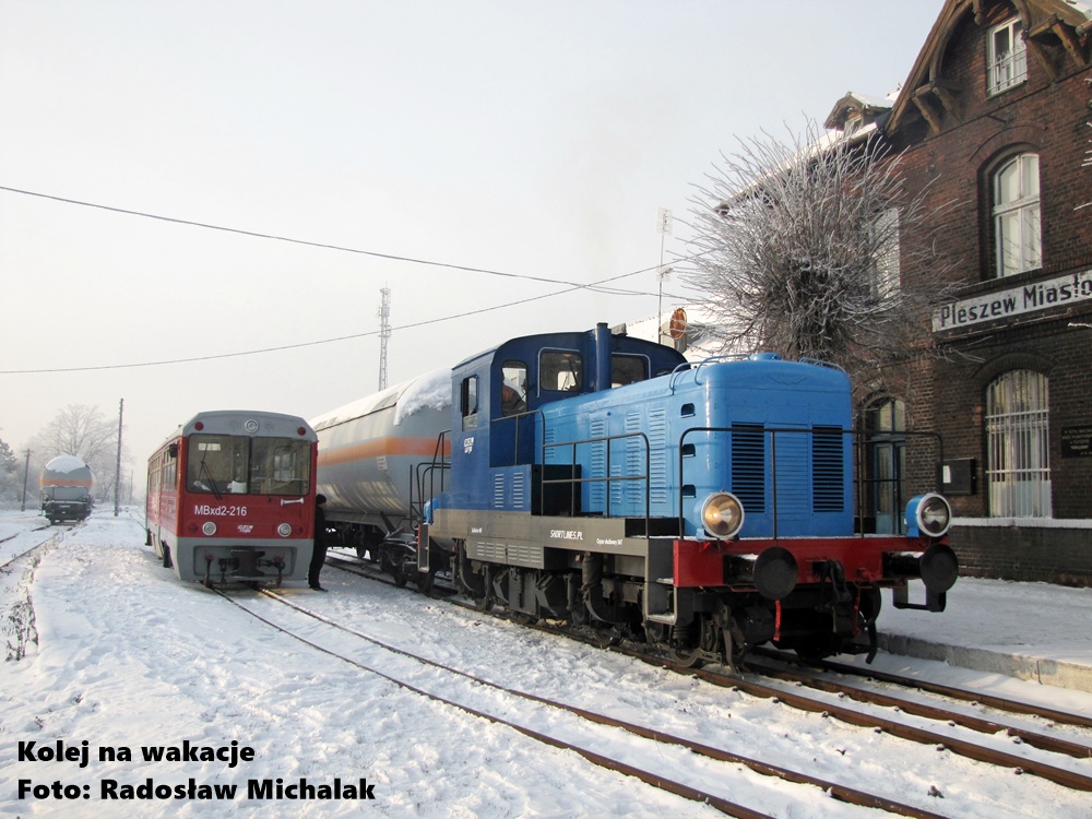 Dlaczego wąskie tory: porównanie wagonu wąskotorowego MBxd2-216 z lokomotywą normalnotorową SM30-892 na stacji Pleszew Miasto w zimowej scenerii.