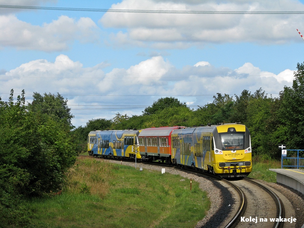 Pociąg jadący na Hel odjeżdżający ze stacji Swarzewo na linii kolejowej przez Mierzeję Helską.
