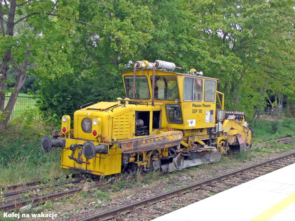 Podbijarka torowa na stacji Władysławowo podczas modernizacji linii kolejowej Puck – Hel - 2014 rok.