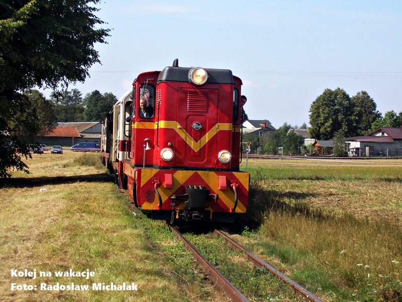 Pociąg wąskotorowy w Łódzkiem – przejazd turystyczny skład prowadzi lokomotywa Lxd2