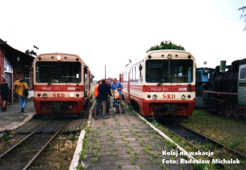 Dwa wagony motorowe MBxd2-213 i MBxd2-218 stojące na stacji w Śmiglu w czerwcu 2002 roku.