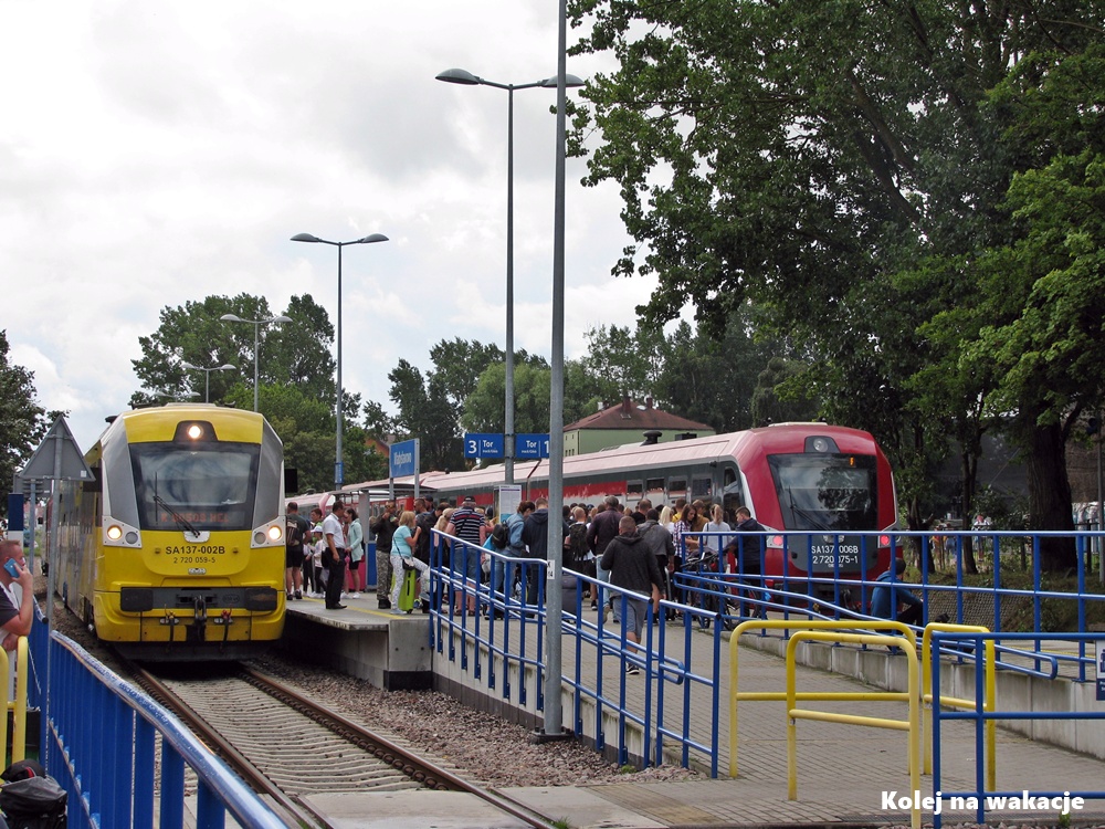 Tłok na peronie stacji Władysławowo w sezonie letnim – pociągi kursują na Hel i z Hel.