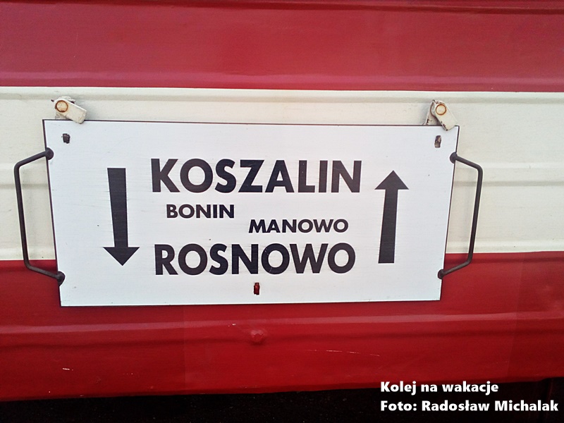 Tablica kierunkowa na wagonie wąskotorowym Bxhpi produkcji rumuńskiej, Koszalińska Kolej Wąskotorowa.