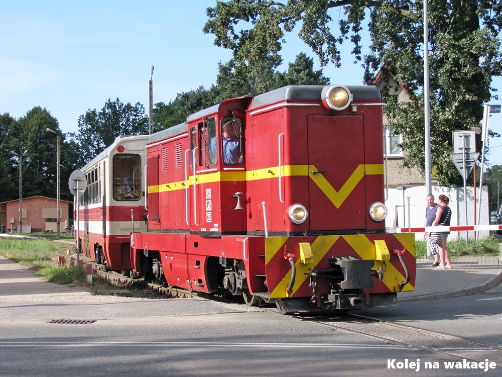 Lokomotywa Lxd2-315 rusza ze stacji Stegna Gdańska w stronę Nowego Dworu Gdańskiego, Żuławska Kolej Dojazdowa, sierpień 2018 roku.