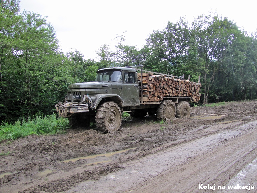 Sfatygowana radziecka ciężarówka terenowa załadowana drewnem, z łańcuchami na kołach, stojąca w błocie na bieszczadzkim szlaku.