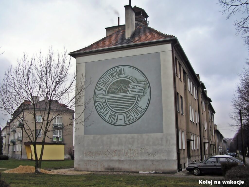 Archiwalne zdjęcie z 2007 roku przedstawiające blok mieszkalny z muralem kolejowym na osiedlu Zduńska Wola Karsznice Południowe.