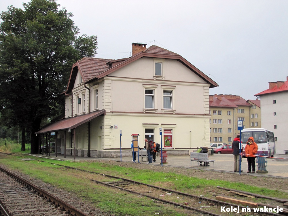 Zabytkowy, budynek stacji kolejowej w Ustrzykach Dolnych w Bieszczadach, z charakterystyczną architekturą galicyjską.