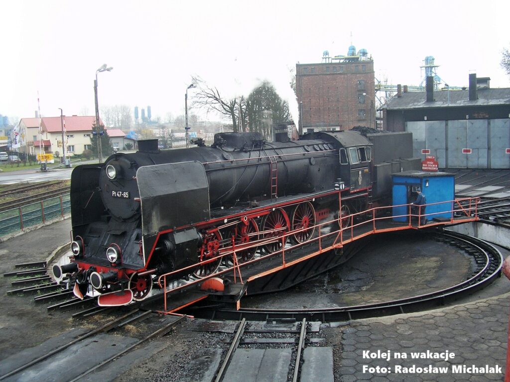 Parowozownia Wolsztyn - czynny parowóz serii Pt47-65 na obrotnicy - przygotowanie lokomotywy do jazdy.