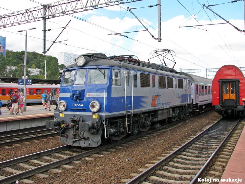 Gdynia Główna – pociąg PKP Intercity z lokomotywą EP07-544 przy peronie, obok skład Polregio EN57 i wagon piętrowy na Hel