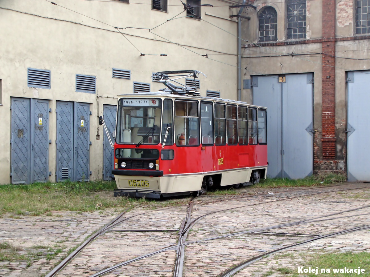 Zabytkowy tramwaj Konstal 105N o numerze 06/205, legendarna generacja wagonów typu akwarium na miejskich torach.