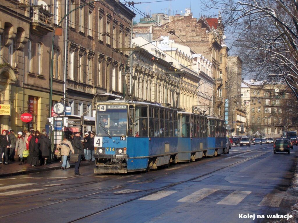 Trzywagonowy skład tramwajów Konstal 105Na w barwach kremowo-niebieskich na linii nr 4 w centrum Krakowa.