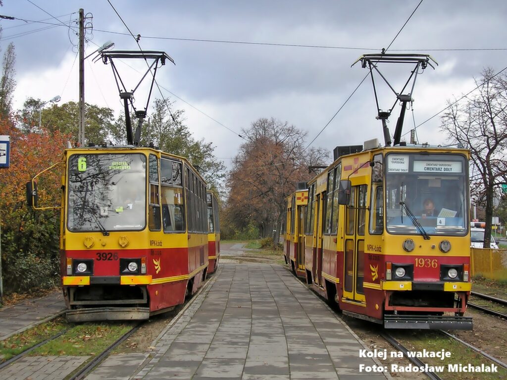 Porównanie dwóch składów tramwajowych w Łodzi. Po lewej klasyczny skład 805Na (3926+3927), po prawej zmodernizowany skład 805N-Elin (1936+1937) z nowoczesną aparaturą. Oba w barwach łódzkiego MPK. Łódź - pętla Doły.