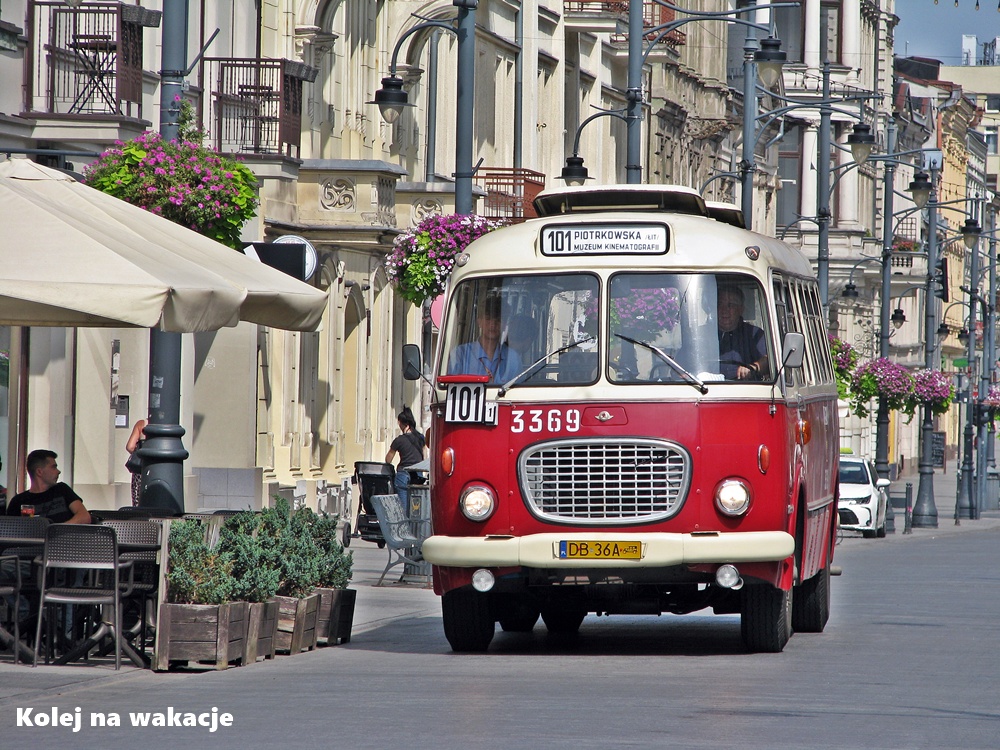 Zabytkowy autobus Jelcz 043 (Ogórek) jadący reprezentacyjną ulicą Piotrkowską w Łodzi.