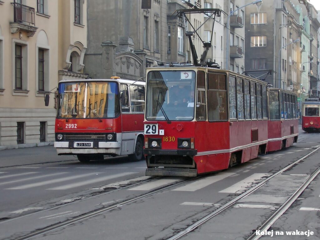 Historyczne wagony Konstal 1830 i 1831 obok autobusu Ikarus 280 podczas rekonstrukcji Akcja Barykada na ulicy Narutowicza w Łodzi.