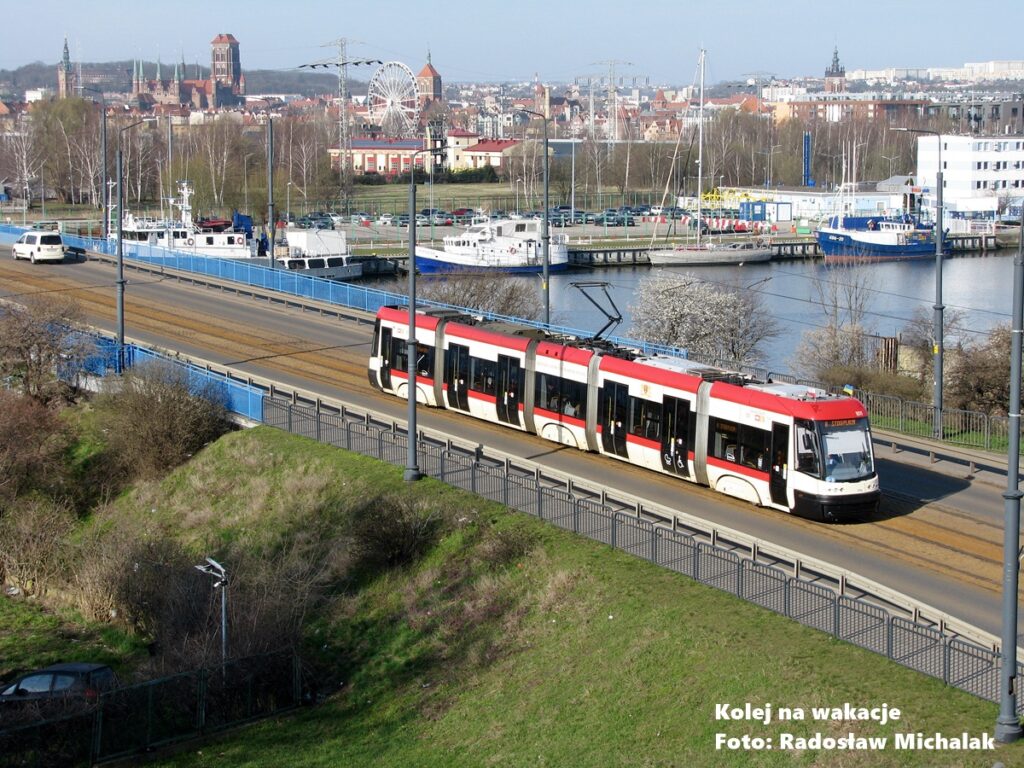 Tramwaj linii 8 na Moście Siennickim w Gdańsku, w tle panorama Starego Miasta – widok z wysokości.