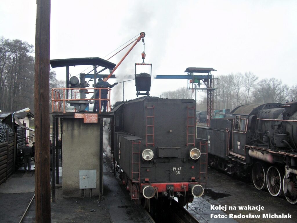 Zabytkowy parowóz Pt47-65 podczas nawęglania na terenie Parowozowni Wolsztyn.