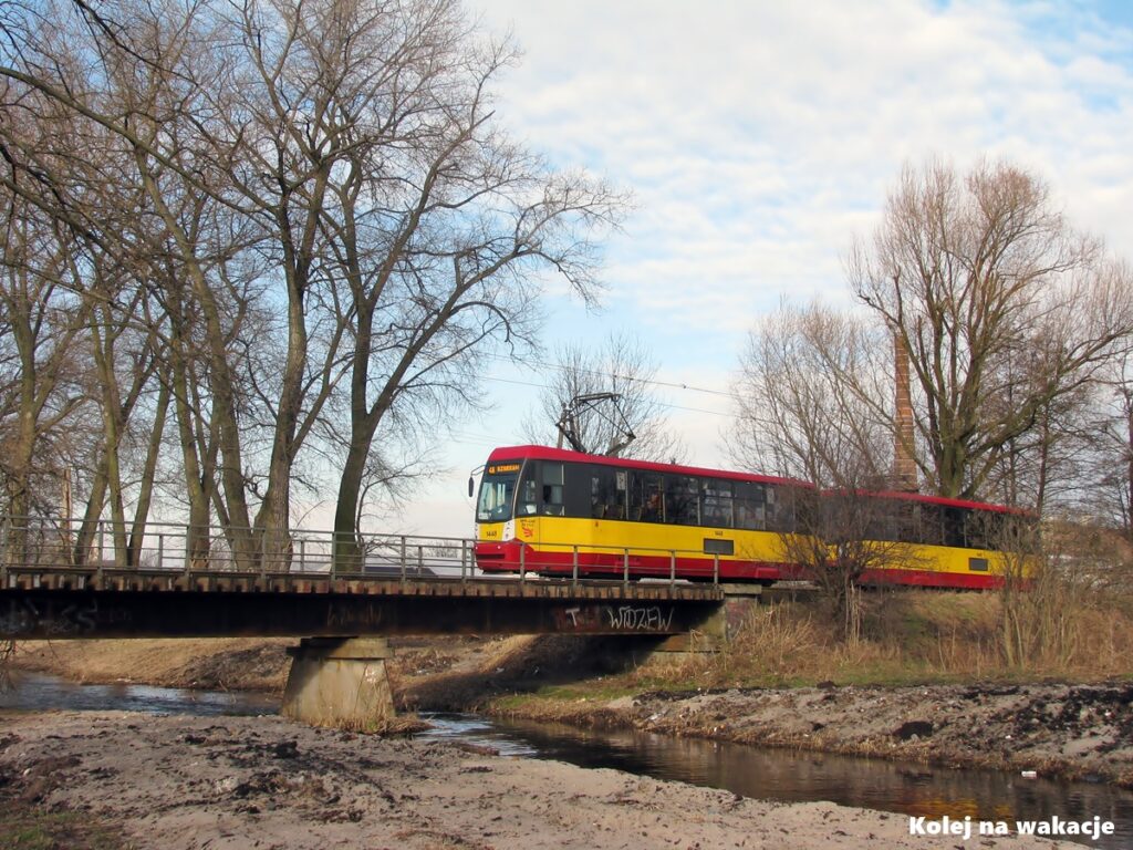 Zmodernizowane wagony Konstal 1448 i 1449 na linii 46 przejeżdżają przez most na rzece Bzura w Ozorkowie, ostatni dzień kursowania linii 46.